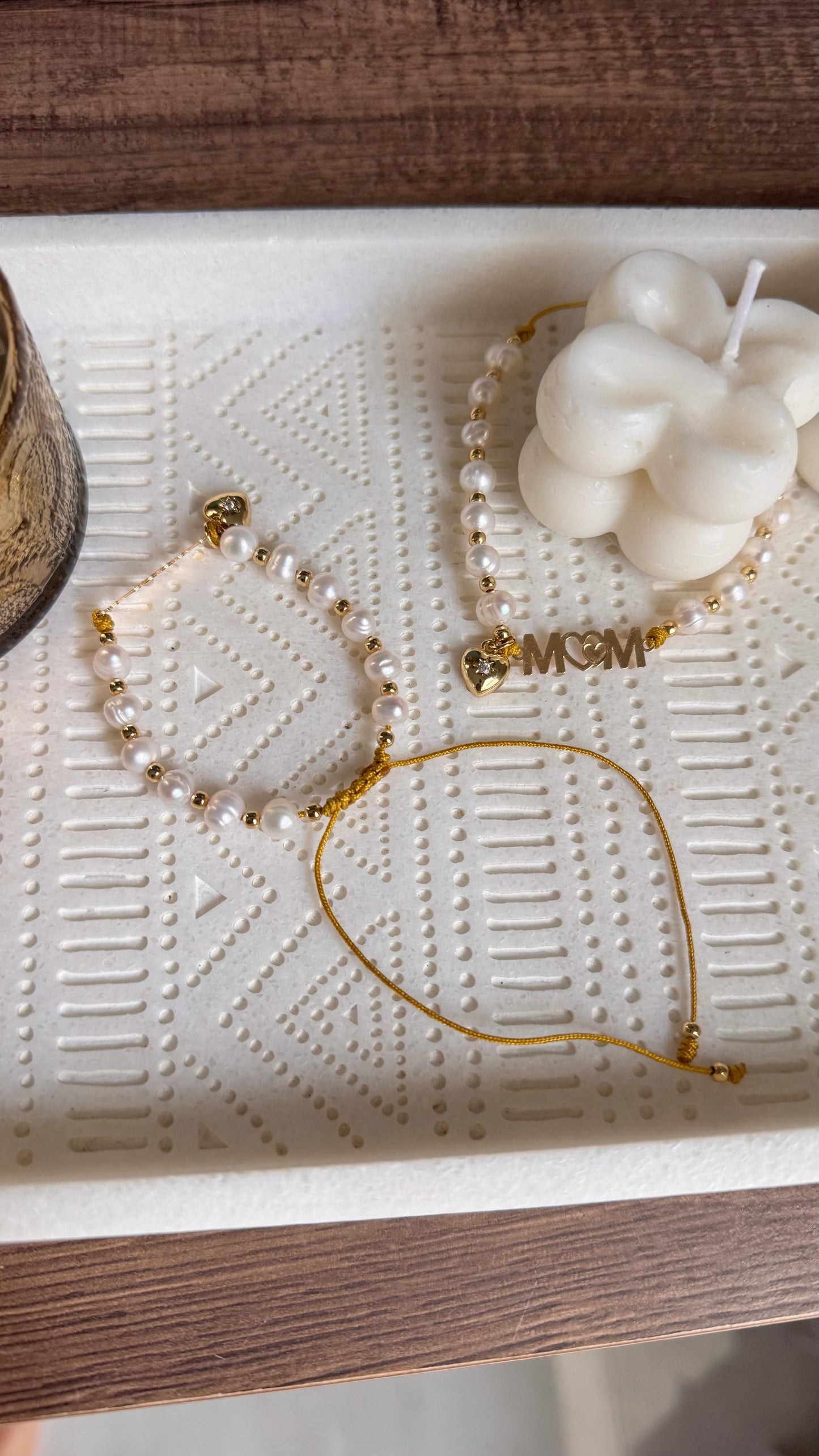 Pulseras de perlas con detalles dorados | MOM & corazón
