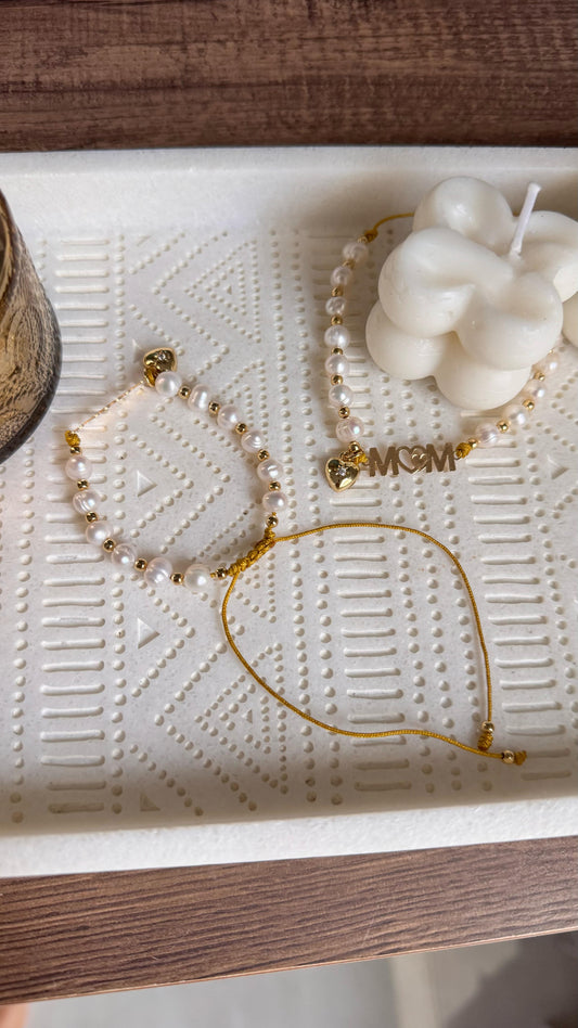Pulseras de perlas con detalles dorados | MOM & corazón