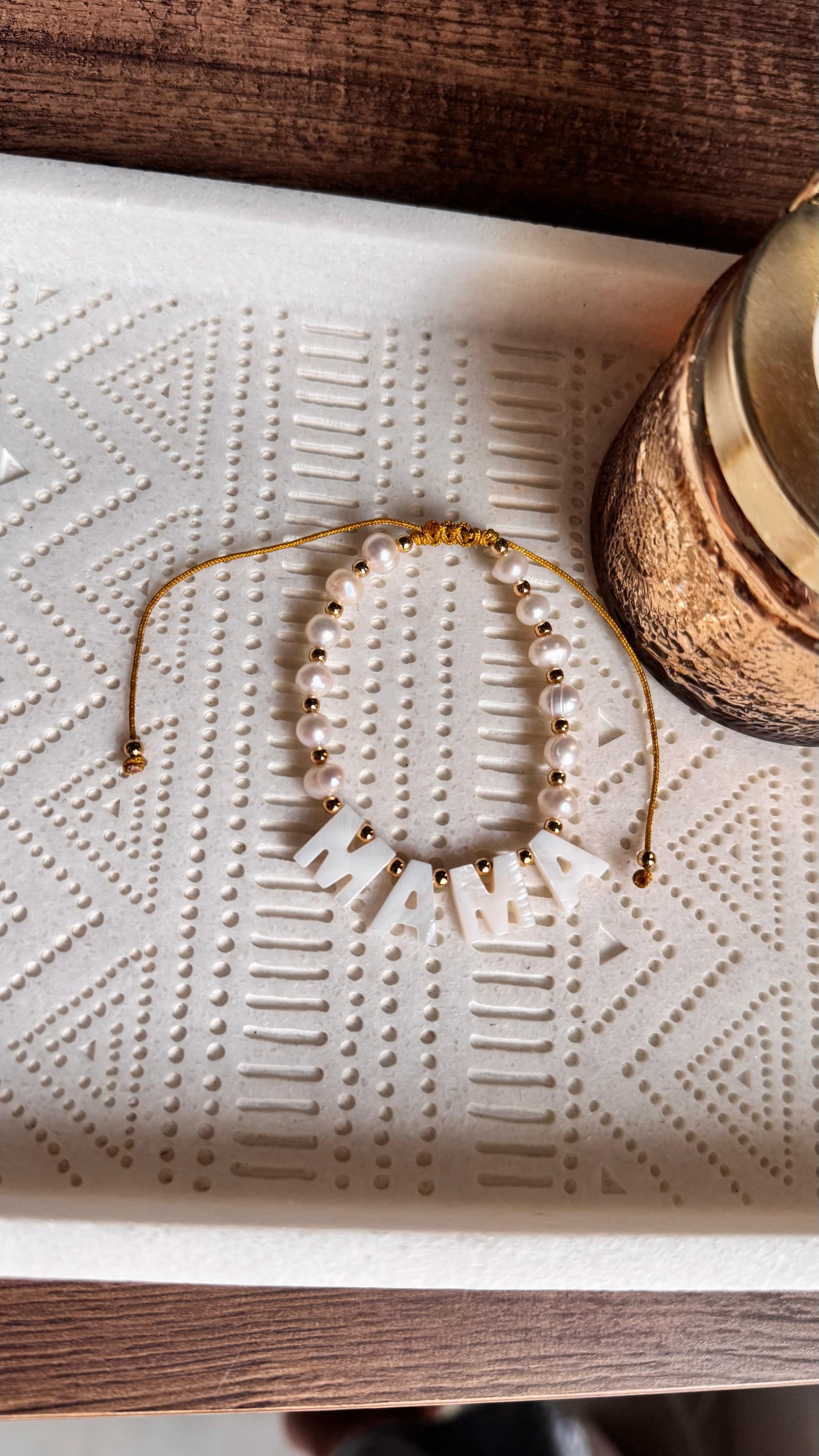 Pulsera MAMÁ con perlas