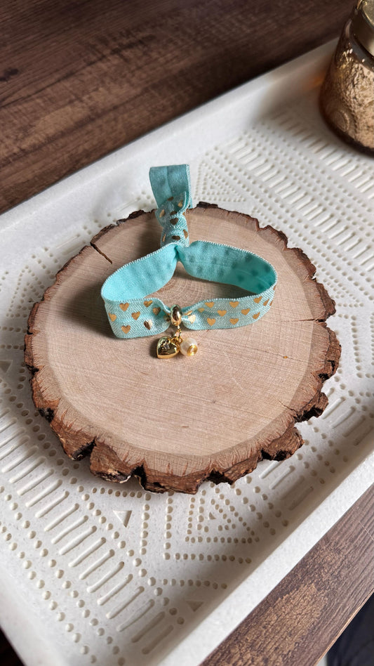 Pulsera cinta elástica con dije dorado | Detalles para mamá