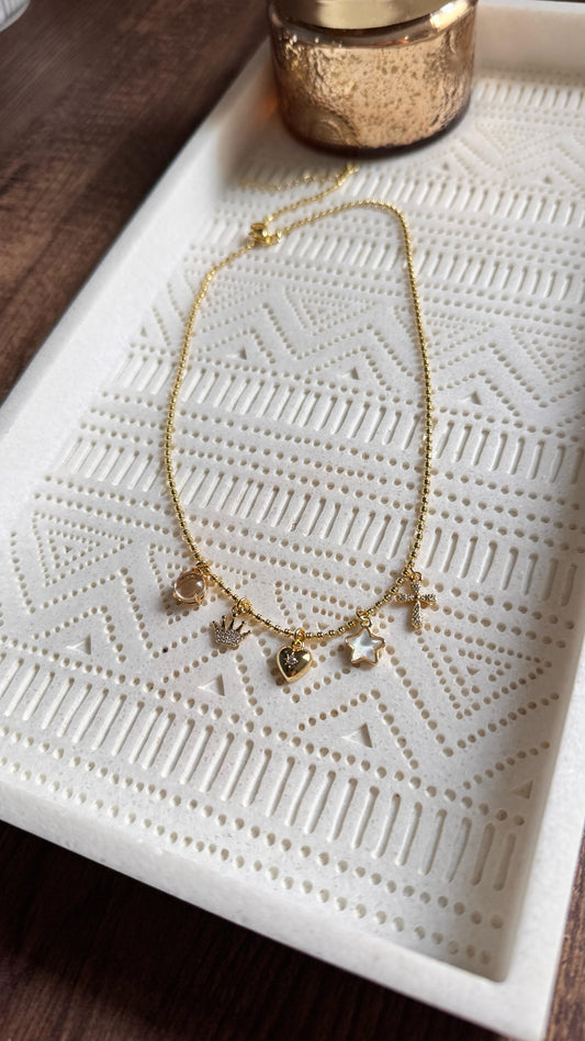 Collar dorado con dijes simbólicos