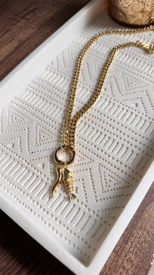 Collar dorado con dijes de protección